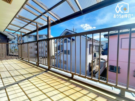 バルコニー ～Balcony～やわらかな陽射しが舞い降りるバルコニー。青空を背景に心地よい風が吹き抜けていきます。一歩外へ出て開放感を味わえる空間です。