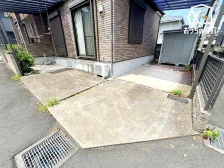  雨の日にも大切なお車を守ってくれるカーポート