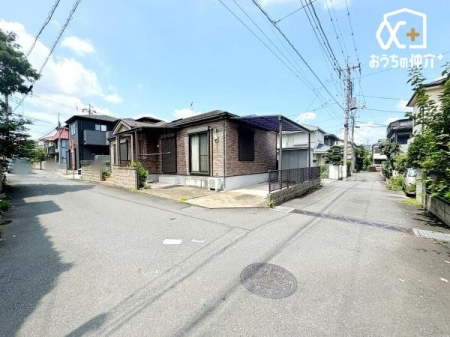 現地外観写真 車通りの少ない落ち着いた住環境です。小さなお子さまをお持ちのご家族も安心です。角地につき陽当り良好！