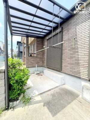 バルコニー 屋根付きのバルコニーは急な雨でも屋根が付いているため安心！焦らず洗濯物が取り込めます。