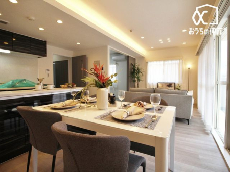 リビング ～Living～温かみのあるナチュラルテイストのLDK。のんびりくつろぐソファや、お食事を楽しむダイニングセットを置いても圧迫感はありません。