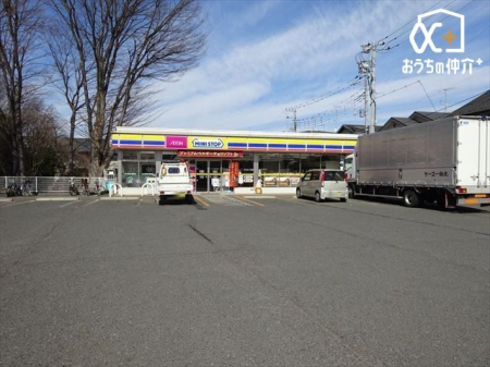 周辺環境 ミニストップ 新座新堀店 徒歩7分。近くの街角にあるというコンセプトのもと、ちょっと立ち寄れるところという意味の「MinuteStop（ミニットストップ）」 520m
