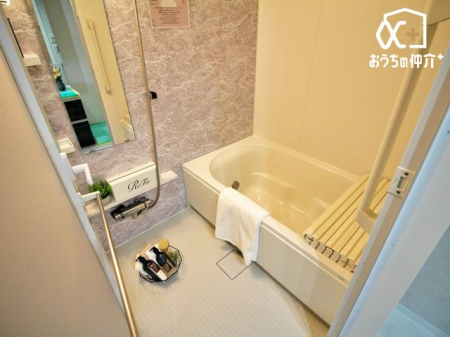 浴室 バスルームでリラックスバスタイム。バスタブにつかって寛ぎながら心と体をリフレッシュ。一日の疲れを癒してくれる清潔感のあるバスルーム。