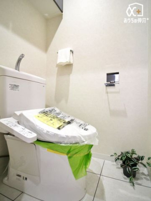 トイレ シンプルな内装のスッキリとした1階トイレです。