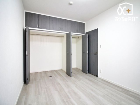 寝室 クローゼットも付いており、寝具・衣類等も豊富に収納可能な寝室です。
