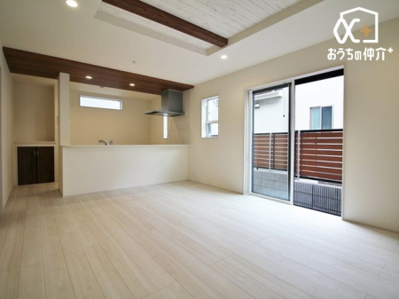 リビング ～Living～温かみのあるナチュラルテイストのLDK。のんびりくつろぐソファや、お食事を楽しむダイニングセットを置いても圧迫感はありません。