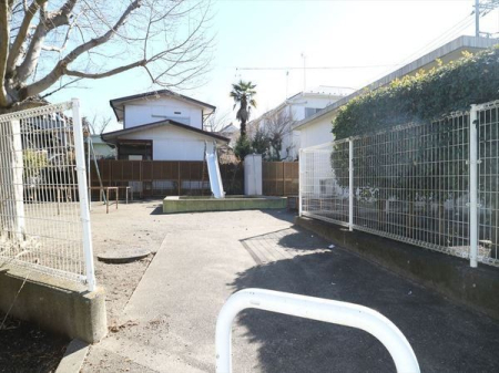 周辺環境 市営野塩柳原住宅内児童遊園 徒歩8分。三角形の形をしたコンパクトな敷地に、遊具を設置した児童遊園です。 590m