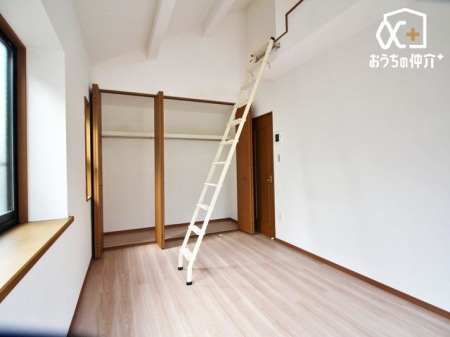 その他内観 広々としたクローゼット付きの洋室で、季節の洋服や小物もスッキリ収納。ゆとりある空間で、快適にお過ごしいただけます。