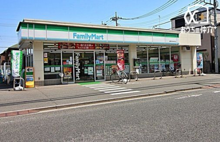 周辺環境 ファミリーマート練馬石神井町店 徒歩3分。24時間営業なので急なお買い物にも便利です。公共料金の支払いや宅配便の荷受け、荷物の受け取りにも利用できます。 210m
