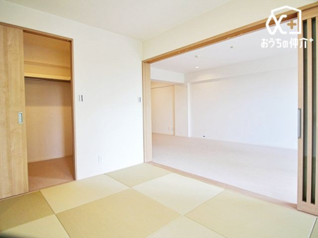 その他内観 リビング横の和室は来客時や赤ちゃんを寝かせる場面で重宝します。