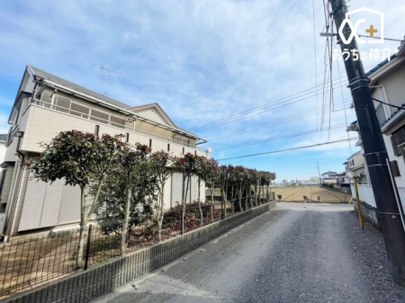 現地外観写真 車通りの少ない落ち着いた環境。お車の出し入れも落ち着いてできる、ゆったりとした環境です。現地にて是非環境をお確かめください。
