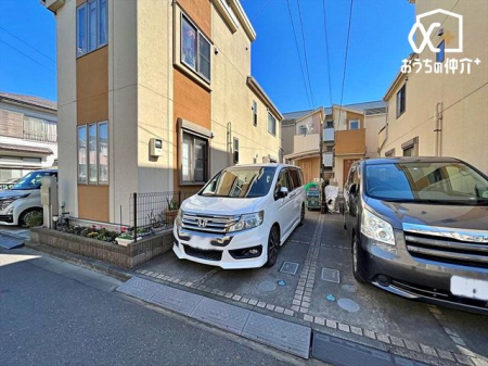  駐車場は並列で2台駐車可能です。車通りは少なく、お車の出し入れも落ち着いてできるゆったりとした環境です。