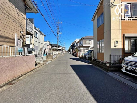 現地外観写真 北西側6ｍ公道の様子です。通りには公園があり徒歩1分の近さです。子育て世帯やゆったりと暮らしたい方にお勧めの住環境です。