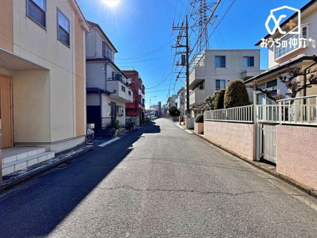 現地外観写真 車通りの少ない落ち着いた環境。お車の出し入れも落ち着いてできる、ゆったりとした環境です。現地にて是非環境をお確かめください。