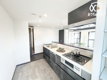 キッチン ～Kitchen～ 機能美とデザイン性を兼ね備えた使い勝手のよいシステムキッチン、リビングとの一体感も考慮され、美しい空間が実現します。