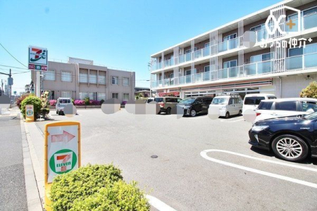 周辺環境 セブンイレブン練馬高野台4丁目店 徒歩4分。24時間営業なので急なお買い物にも便利です。公共料金の支払いや宅配便の荷受け、荷物の受け取りにも利用できます。 290m