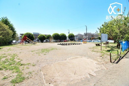 周辺環境 徒歩7分。【まきば遊園地】遊具の充実した遊び場です。どこか懐かしい「空き地」のような自由さが残る公園です。 560m
