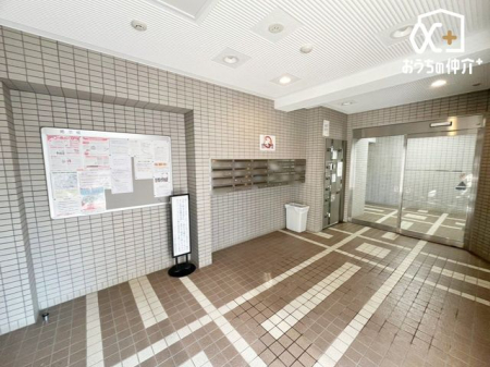 エントランス 安心のオートロック機能付きマンションです。防犯面でも優れています。