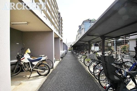その他 駐輪場は雨でも安心の屋根付き