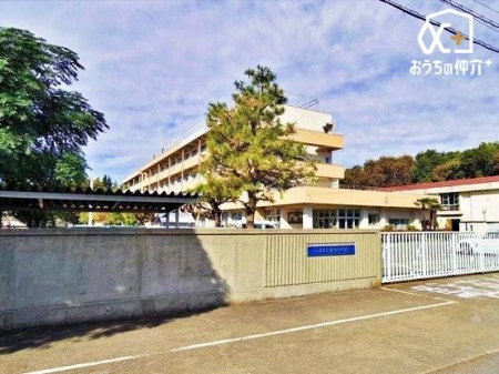 周辺環境 入間市立東町小学校 徒歩12分。【東町小学校】車椅子対応の入り口 940m