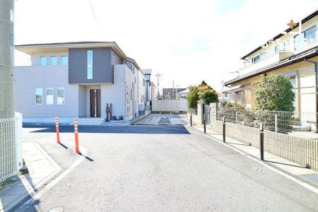 現地土地写真 ●車通りの少ない落ち着いた環境