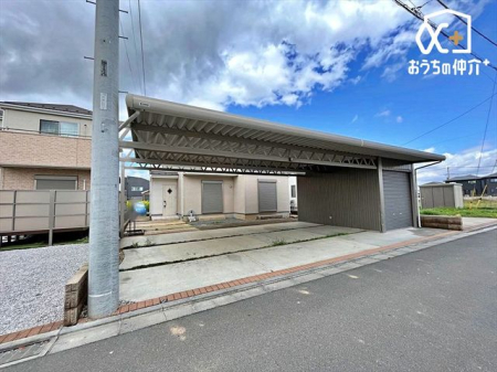 現地外観写真 土地面積は65坪超！全室南向きの為、陽当たり良好！大きなお庭付き！お車も屋根付きのガレージにゆったりとめられます！