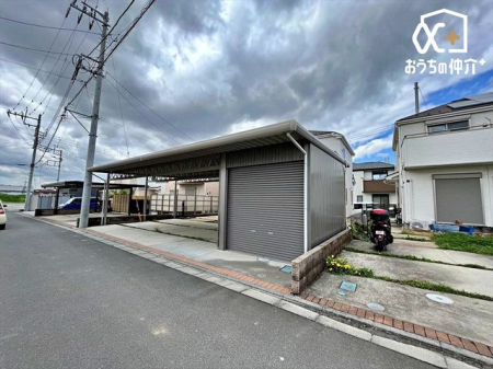 現地外観写真 車通りの少ない落ち着いた環境。お車の出し入れも落ち着いてできる、ゆったりとした環境です。現地にて是非環境をお確かめください。
