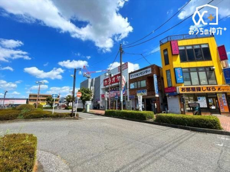 周辺環境 ダイソー　東所沢駅前店 徒歩13分。武蔵野線「東所沢駅」駅前の便利な100円ショップです。 970m