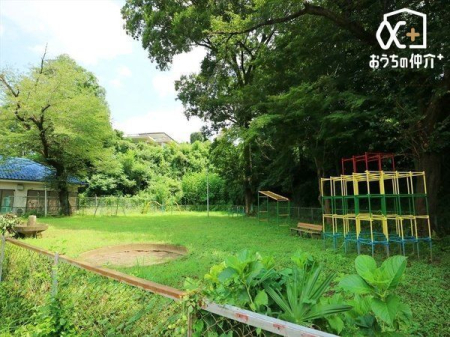 周辺環境 中里柳瀬公園 徒歩7分。住宅街の中にある清潔な公園。園内は緑豊かで、花壇には花が植えられ、きれいに整備されています。 540m