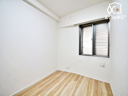 子供部屋 子供部屋にオススメな5.0帖洋室の様子。大容量のクローゼットが付いているため、お子様の勉強道具・衣類・寝具等も便利に収納可能です。