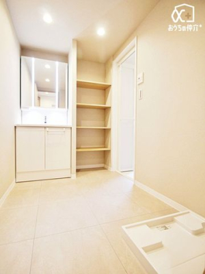 洗面台・洗面所 清潔感のある洗面所は、シンプルでありながら機能的なデザインが特徴。広めのスペースと収納も充実しており、毎日の身支度やお手入れがスムーズに行えます。