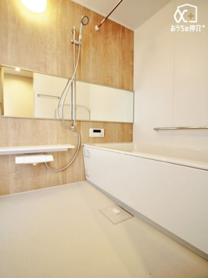 浴室 バスルームでリラックスバスタイム。バスタブにつかって寛ぎながら心と体をリフレッシュ。一日の疲れを癒してくれる清潔感のあるバスルーム。