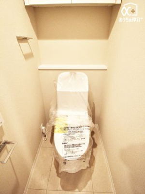 トイレ 毎日使う場所だからこそ、お手入れやお掃除が簡単なシンプルなデザインを採用しました。壁面に棚がございますのですっきり収納させることができます。