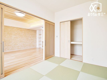 その他内観 リラックス効果のある「和室」にはたくさんのメリットが！横になってくつろいだり、洗濯物を畳んだり、来客があってもお布団を敷けば客間として使え、幅広い用途で使えるので重宝しそうですね。