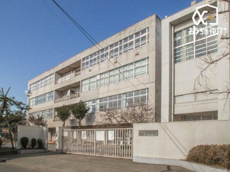 周辺環境 東久留米市立下里中学校 徒歩18分。児童生徒数：325名（2022年度）、敷地内に新山（しんやま）遺跡が保存されています。 1430m