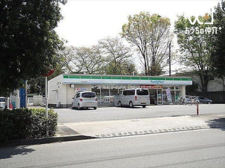 周辺環境 ファミリーマート東久留米柳窪店 徒歩6分。駐車場が広く、車でのアクセス・利用がとっても便利です　営業時間：24時間　駐車場：有 460m