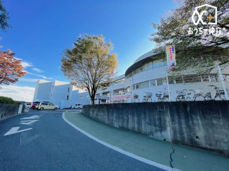 周辺環境 富士見市立富士見台中学校 徒歩14分。鶴瀬東1-2、鶴瀬西2-3、上沢3、鶴馬1、諏訪2、大字鶴馬の一部区域 1070m