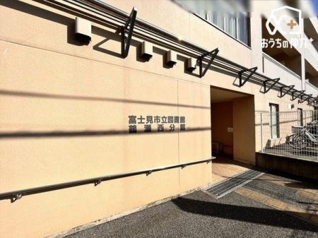 周辺環境 市立図書館鶴瀬西分館 徒歩10分。営業時間9：00から19：00　月曜日定休 800m