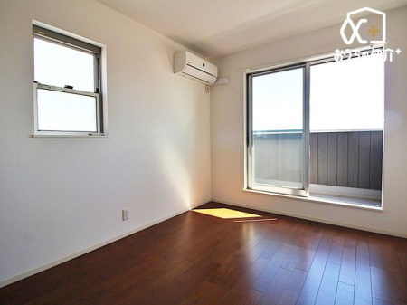 子供部屋 子供部屋にオススメな洋室の様子です。バルコニーに面しているため、換気もしやすい子供部屋。収納スペースもしっかりとございます。