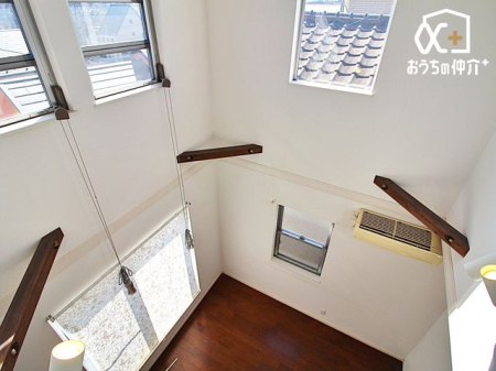 その他 3階のお部屋の小窓を開けるとリビングを見下ろすことができ、ご家族の方と一体感を楽しめます。開放的な吹き抜けをご堪能下さい。