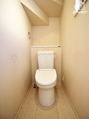 トイレ １階温水便座付きトイレの様子。