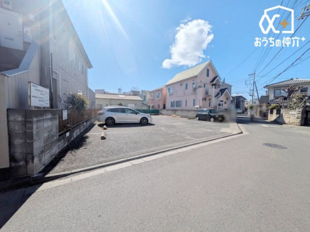 現地土地写真 市街地が近いエリアは、交通アクセスが良好で通勤や通学に便利です。商業施設や行政機関も充実しており、都市機能を気軽に利用できるため、利便性の高い生活環境が魅力です。