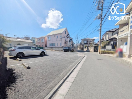 現地土地写真 前面道路は北側幅員約4.0ｍの公道。穏やかな雰囲気と治安の良さが魅力の閑静な住宅街。小さなお子さまがいるご家庭にもおすすめな住環境です。