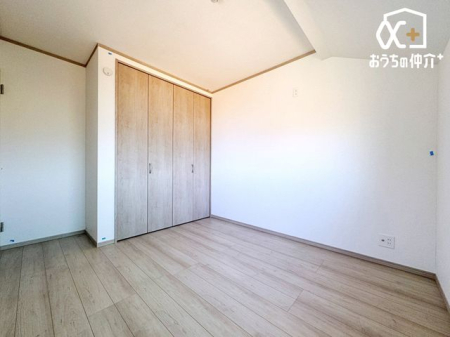 寝室 ～Room～洋室はナチュラルなフローリングと落ち着いた色の壁だから、インテリアを考えるのがとても楽しいですね！