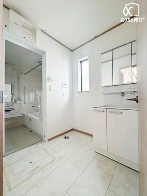 洗面台・洗面所 ～Wash room～大きな洗面　家族みんなが毎日使う洗面室。忙しい朝には使いやすい洗面で、ステキな一日のスタートをきりましょう。