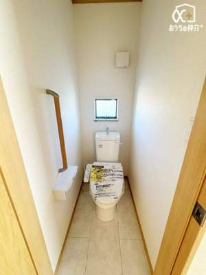 トイレ 小窓のある1階温水洗浄便座トイレ