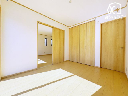 その他内観 広々としたクローゼット付きの洋室で、季節の洋服や小物もスッキリ収納。ゆとりある空間で、快適にお過ごしいただけます。