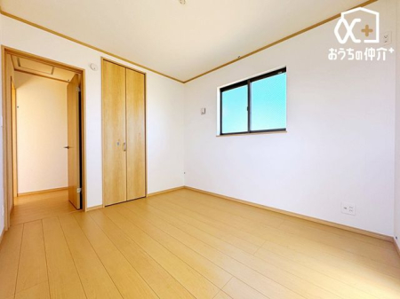 寝室 ～Room～洋室はナチュラルなフローリングと落ち着いた色の壁だから、インテリアを考えるのがとても楽しいですね！