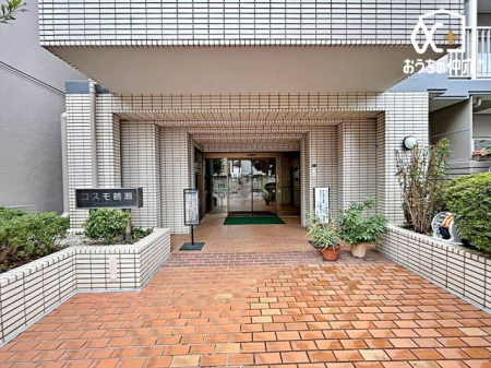 エントランス 管理が行き届いた清潔感のあるエントランス。オートロックが完備されておりマンションならではの防犯性が魅力です。