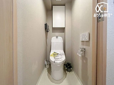 トイレ シンプルな内装のスッキリとしたトイレです。お手入れやお掃除が、簡単にできるシンプルなデザインのトイレです。